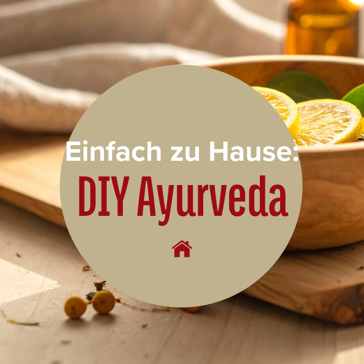 Holzschale mit frischen Ayurveda-Kräutern, Tasse Tee und Tropfen Körperöl auf hellem Leinenuntergrund, symbolisiert DIY-Rituale für Balance, Energie und Wohlbefinden zu Hause.